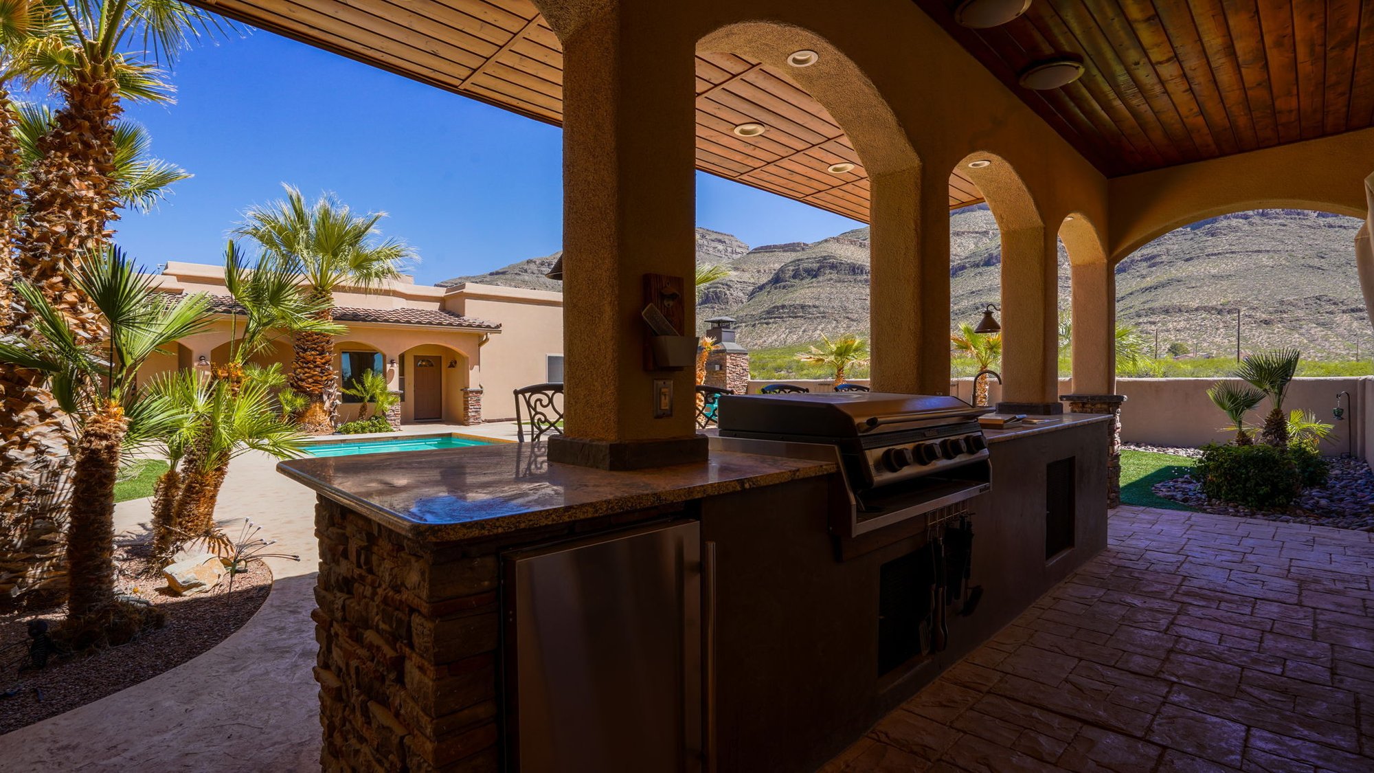 40-web-or-mls-Courtyard 1